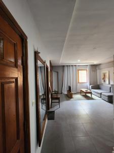 En eller flere senge i et værelse på La cachette + 14 billeder