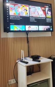 Televisyen dan/atau pusat hiburan di Olango Transient Home,with WIFI &Netfix