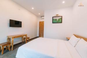 Televiisor ja/või meelelahutuskeskus majutusasutuses Epic Đồng Văn Hotel