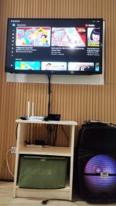 Televisyen dan/atau pusat hiburan di Olango Transient Home,with WIFI &Netfix