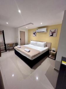 um quarto com uma cama grande num quarto em Hotel Sol Caribe Cartagena em Cartagena das Índias