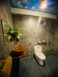 a bathroom with a sink and a toilet at Jungle Boss Homestay in Phong Nha
