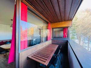 eine Bank auf der Rückseite eines Hauses in der Unterkunft Appartement au Mont-Dore - 2 pièces, 34m², loggia et parking, proche centre et Thermes - FR-1-608-257 in Mont-Dore