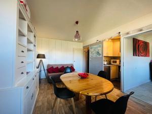 ein Wohnzimmer mit Tisch und Couch in der Unterkunft Appartement au Mont-Dore - 2 pièces, 34m², loggia et parking, proche centre et Thermes - FR-1-608-257 in Mont-Dore