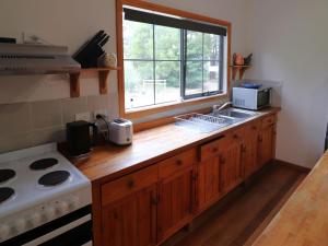 Η κουζίνα ή μικρή κουζίνα στο 19 Zachary Drive, Mallacoota