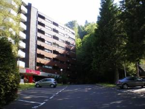 ein Parkplatz mit zwei Autos vor einem Gebäude in der Unterkunft Appartement au Mont-Dore - 2 pièces, 34m², loggia et parking, proche centre et Thermes - FR-1-608-257 in Mont-Dore + 6 Fotos
