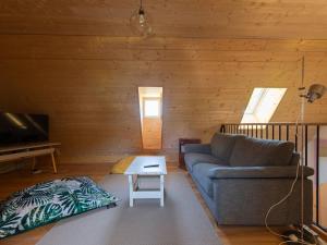 ein Wohnzimmer mit Couch und Tisch in der Unterkunft Maison rénovée 12 pers, proche Loudenvielle, wifi, jardin, terrasse, navette télécabine à 50m - FR-1-695-56 in Loudenvielle
