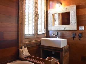 a bathroom with a sink and a mirror at Appartement 4 pièces pour 6 personnes, Méribel - Équipements modernes, Balcons, Parking, Wifi, 4 étoiles - FR-1-180-615 in Les Allues +20 photos