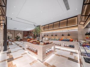 佛山市にあるSSAW Boutique Hotel Foshan Qiandeng Lakeのカウンター付きレストランのロビー +22枚の写真