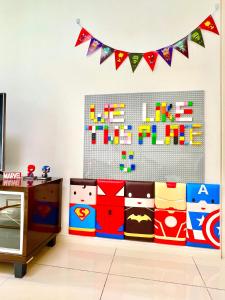 Camera per bambini con parete a tema supereroe di Legoland-Happy Wonder Love Suite-Elysia- Max8pax-with Garden-Pool view a Nusajaya