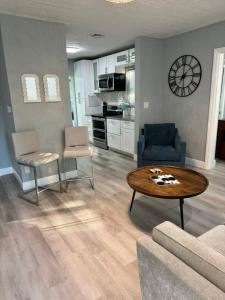 een woonkamer met een tafel en een bank bij The Little Blue House Kenwood Ping Pong Hockey Family in St Petersburg