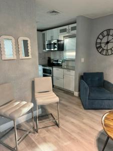 een woonkamer met een bank, een tafel en stoelen bij The Little Blue House Kenwood Ping Pong Hockey Family in St Petersburg +41 foto's