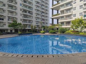 a large swimming pool in front of some apartment buildings at 温馨小屋18 in Bandung