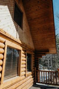 Balkón nebo terasa v ubytování Beautiful Alaskan Log Cabin on Wooded Lot