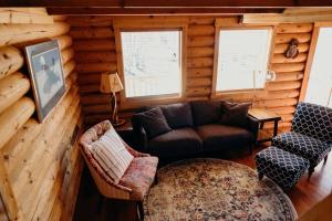 Posezení v ubytování Beautiful Alaskan Log Cabin on Wooded Lot