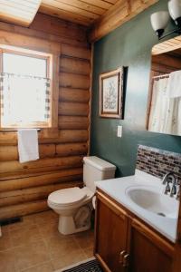 Koupelna v ubytování Beautiful Alaskan Log Cabin on Wooded Lot + 9 fotografií