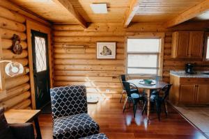 Fotografie z fotogalerie ubytování Beautiful Alaskan Log Cabin on Wooded Lot v destinaci Wasilla