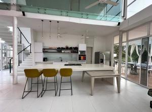 Kuchyň nebo kuchyňský kout v ubytování Casa con piscina y campo de golf