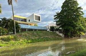 Výhled na řeku, která protéká v blízkosti prázdninového domu