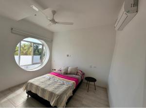 Postel nebo postele na pokoji v ubytování Casa con piscina y campo de golf