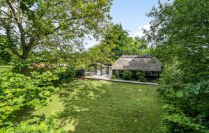 Vrt pred nastanitvijo Amazing Home In Faxe With Wifi