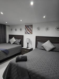 サンファンにあるSTARFISH LUXURY APARTMENT BEACH IIのベッドルーム1室(ツインベッド2台、ナイトスタンド付) +14枚の写真