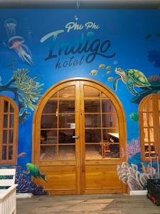 una pared en un restaurante con un mural de tortuga marina en Phi Phi Indigo Hotel en Islas Phi Phi