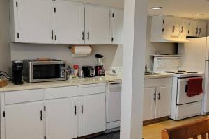 Η κουζίνα ή μικρή κουζίνα στο Cheerful 2BR suite, onsite free parking CARS or RV +11 φωτογραφίες