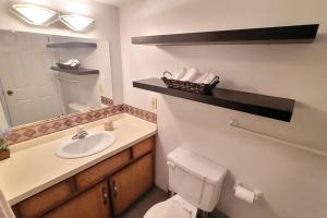 Ένα μπάνιο στο Cheerful 2BR suite, onsite free parking CARS or RV