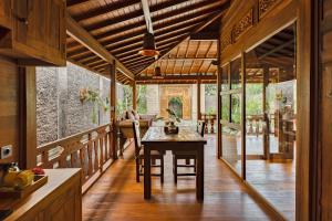 a kitchen and dining room with a table and chairs at Ithaca Ubud Villa in Ubud