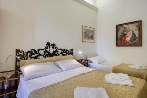 una camera da letto con due letti e un dipinto sul muro di At Rome St. Peter's a Roma