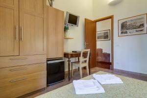 una cucina con scrivania e tavolo con sedia di At Rome St. Peter's a Roma