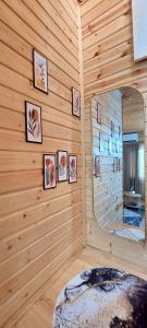 ein Zimmer mit einem Spiegel in einem Blockhaus in der Unterkunft Cottage Sataplia in Kutaissi