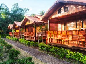 une maison en bois avec des bancs devant elle dans l'établissement Song Lay Resort, Koh Mook, Trang THAILAND, à Ko Muk