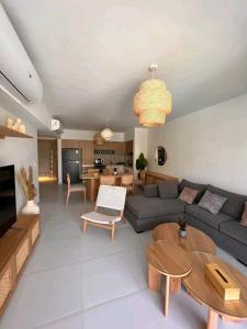 una sala de estar con un sofá y una mesa en Marassi North Coast, en El Alamein