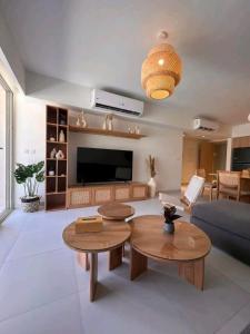 sala de estar con 2 mesas y sofá en Marassi North Coast, en El Alamein