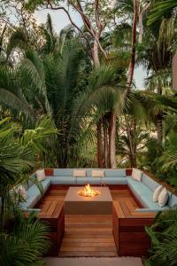 uma fogueira num jardim com palmeiras em One&Only Mandarina em Lo de Marcos