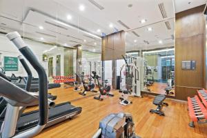 - une salle de sport avec des tapis de course et des équipements d'exercice dans un bâtiment dans l'établissement Clarus by Kozystay - Kemang, à Jakarta