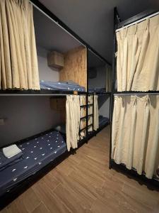 Voodi või voodid majutusasutuse IKIGAI Dorm Hostel - Danang Beach toas