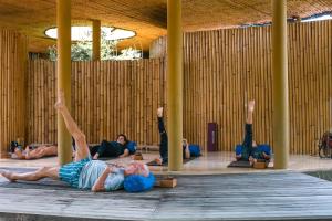 un gruppo di persone che fanno yoga in un edificio di Slow Gili Air a Gili Air
