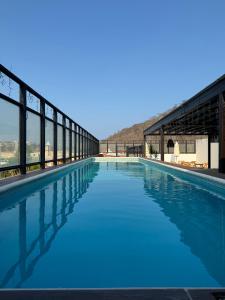 ein großes Schwimmbecken mit blauem Wasser in der Unterkunft Nabani Condominios T1 in Santa Cruz Huatulco