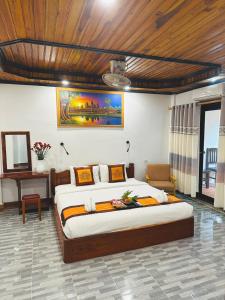 sypialnia z dużym łóżkiem w pokoju w obiekcie Luang Prabang Oudomlith Villa & Travel w mieście Luang Prabang