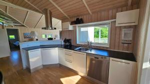 Η κουζίνα ή μικρή κουζίνα στο Cozy And Modern Holiday Home With All Equipment