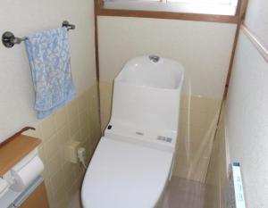 aseo blanco en un baño pequeño con ventana en Yado Ajimu - Vacation STAY 35712v en Manzawa