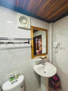 ein Bad mit einem Waschbecken und einem Spiegel in der Unterkunft Luang Prabang Oudomlith Villa & Travel in Luang Prabang