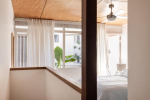 ゴールドコーストにあるThe Seaport Burleighのベッドルーム1室(ベッド1台、大きな窓付)