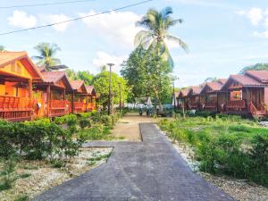 un chemin en face d'un village avec des maisons dans l'établissement Song Lay Resort, Koh Mook, Trang THAILAND, à Ko Muk