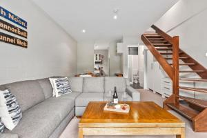 スレッドボにあるビャド 10のソファとテーブルのあるリビングルーム