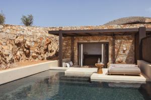 eine Villa mit Swimmingpool und Schlafzimmer in der Unterkunft Gundari in Petousis