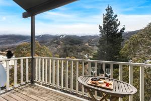 スレッドボにあるビャド 10のテーブル(食べ物、ワイングラス付)